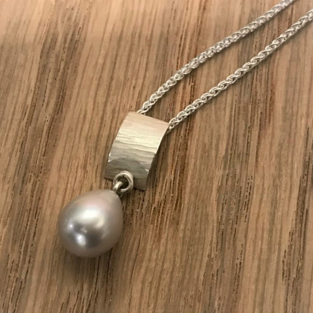 Pearl pendant with rays decoration in silver