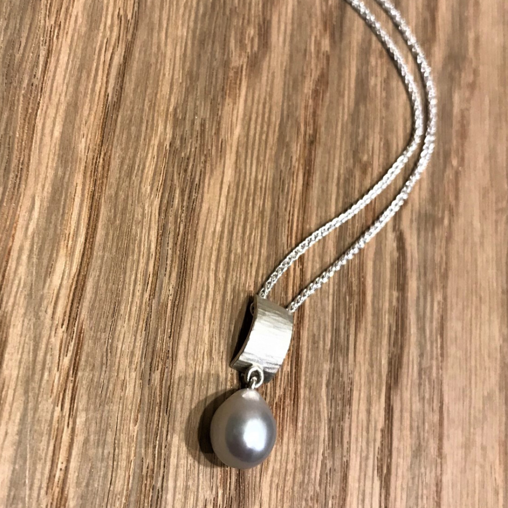 Pearl pendant with rays decoration in silver