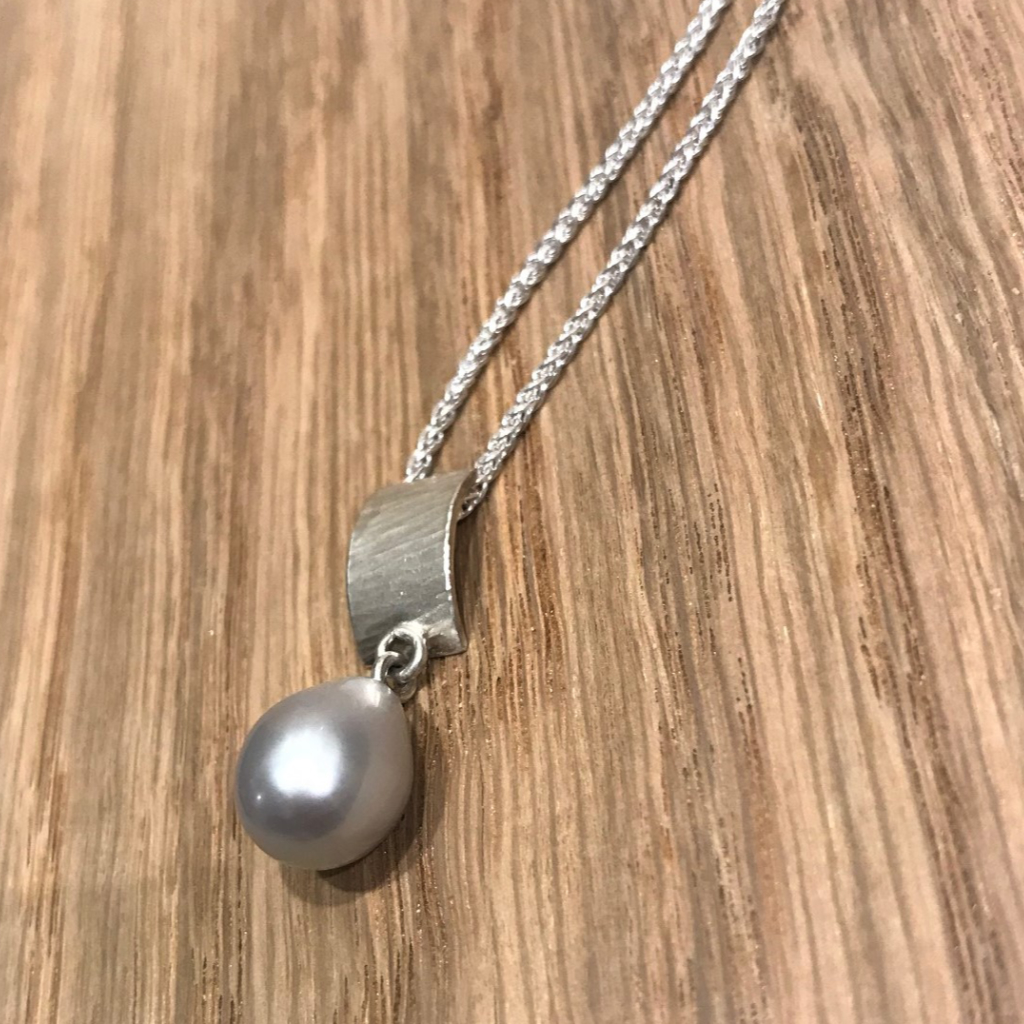 Pearl pendant with rays decoration in silver