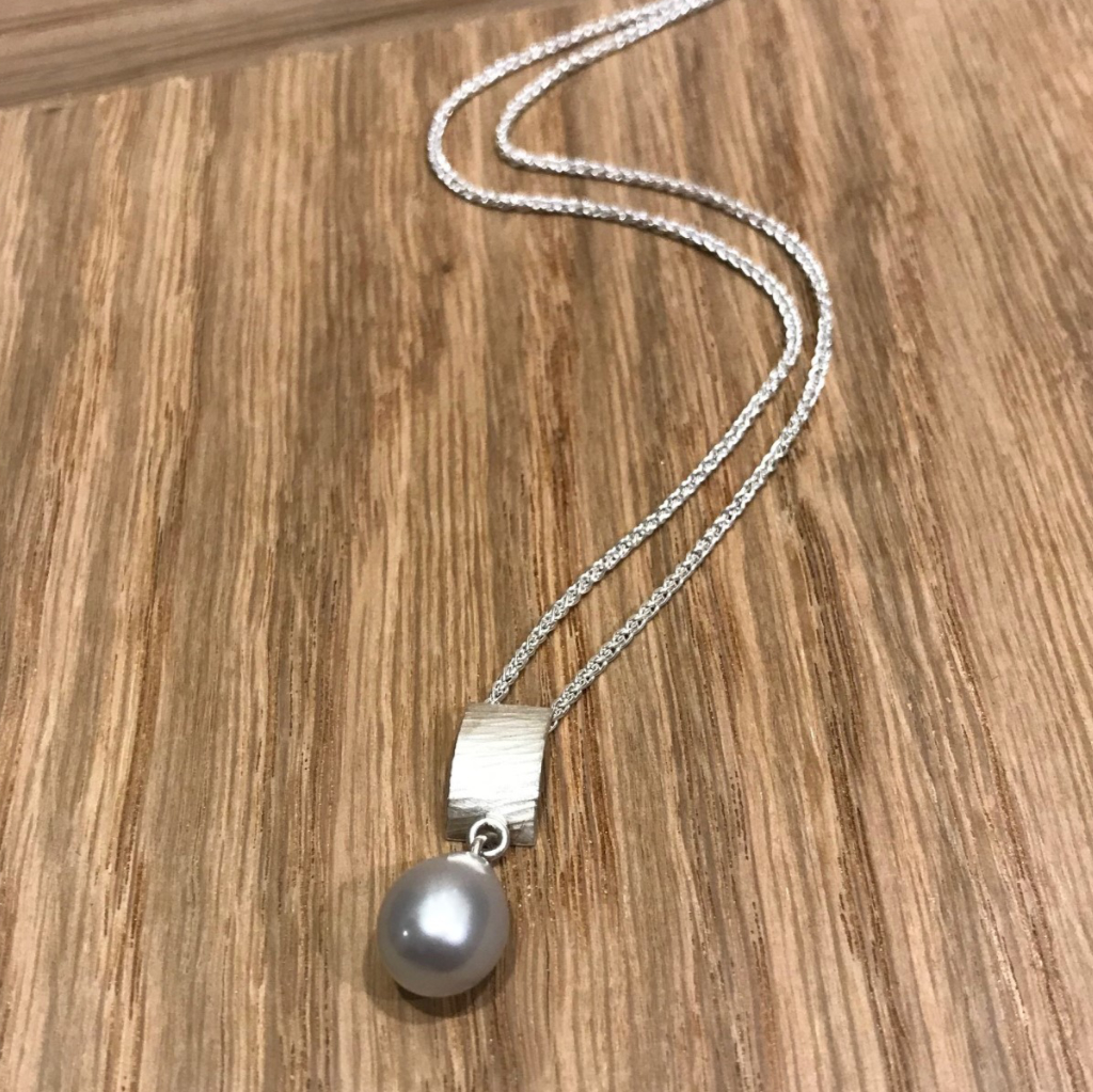 Pearl pendant with rays decoration in silver