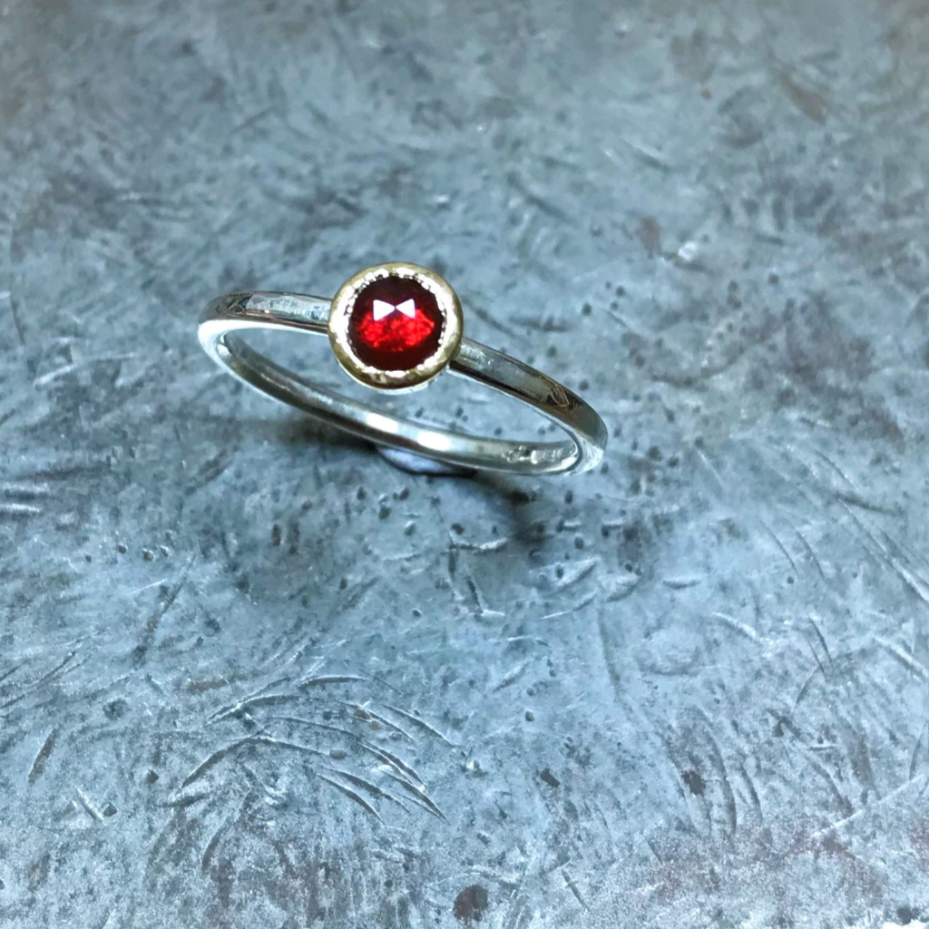 Chequerboard cabochon garnet in gold on silver band