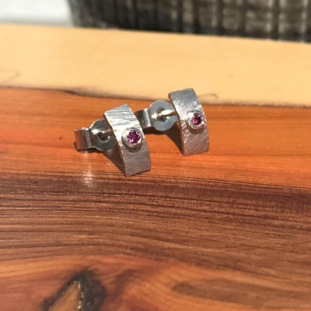 Pink diamond on platinum rays studs