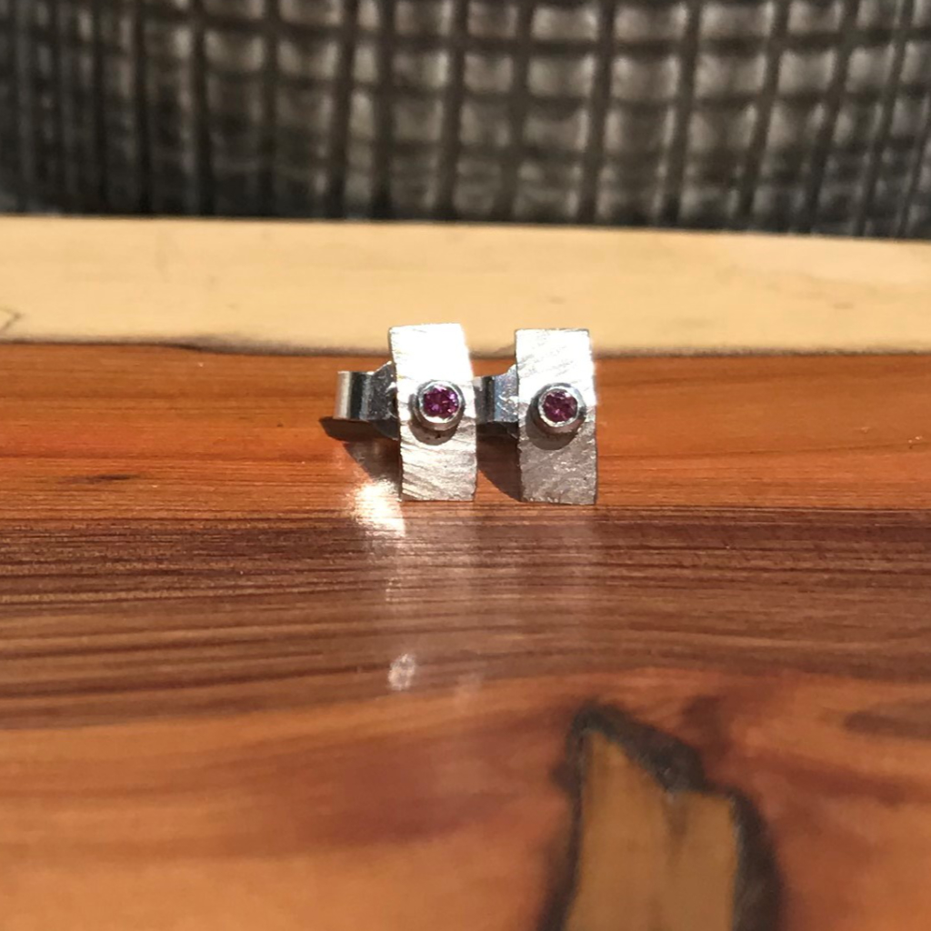 Pink diamond on platinum rays studs