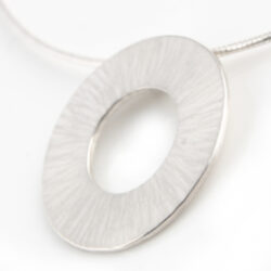 Pendant of doughnut rays styled silver