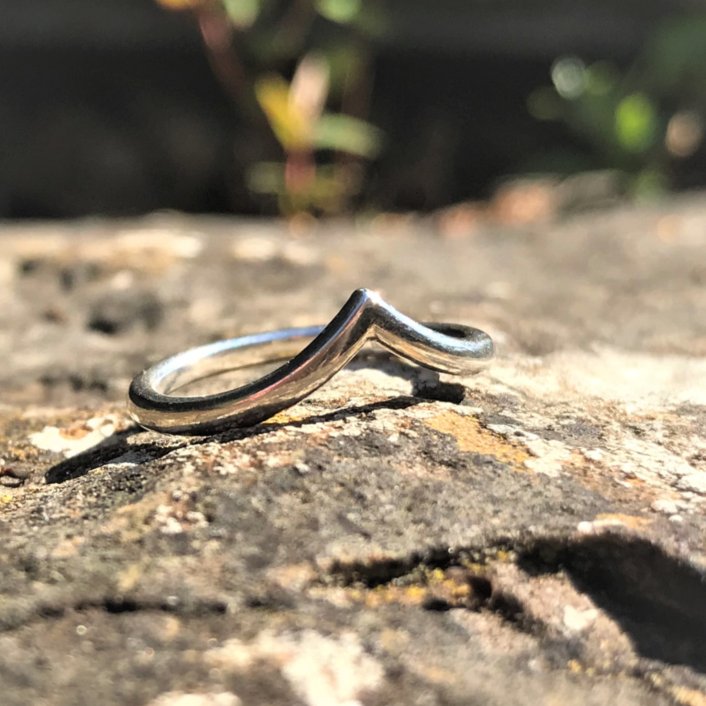 Wishbone shaped silver band