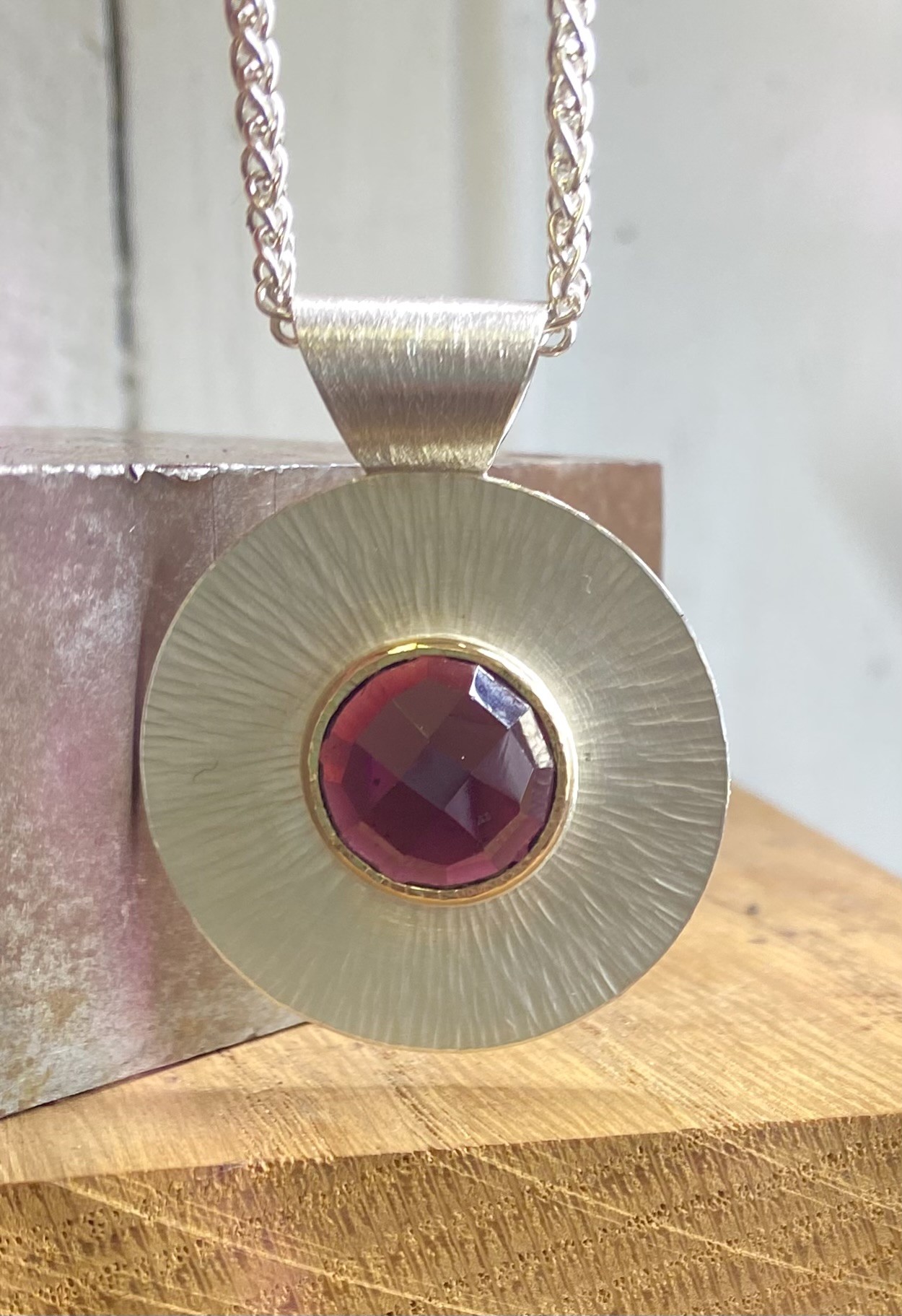 Large rays pendant with Garnet - Image 2