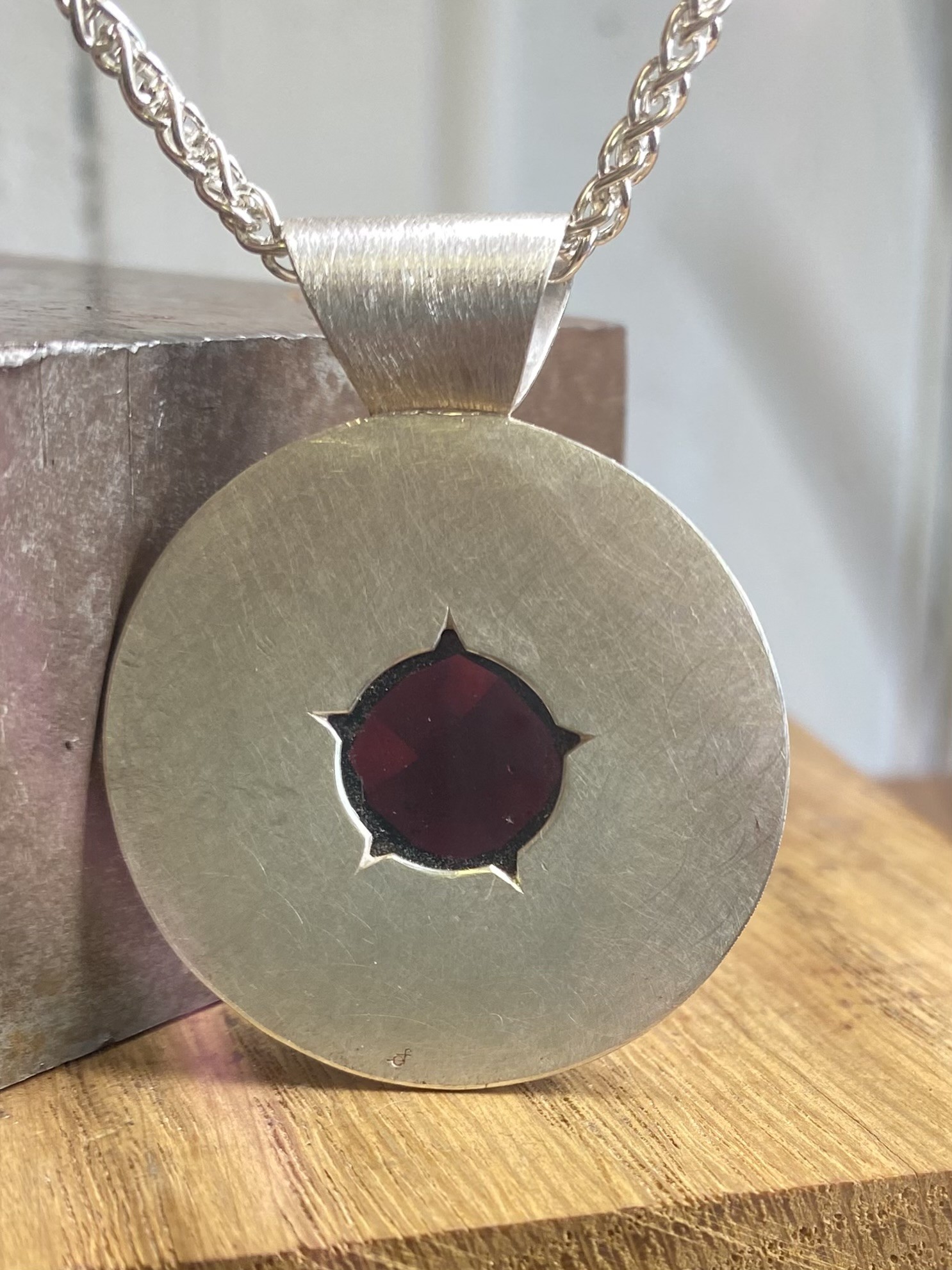 Large rays pendant with Garnet - Image 3